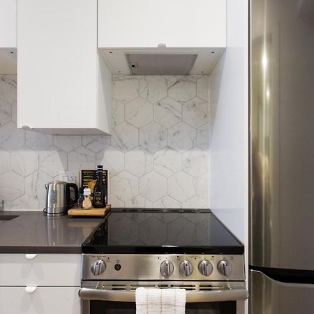 Blue Oasis Studio With Full Kitchen And Bath By Den Stays Montreal Bagian luar foto