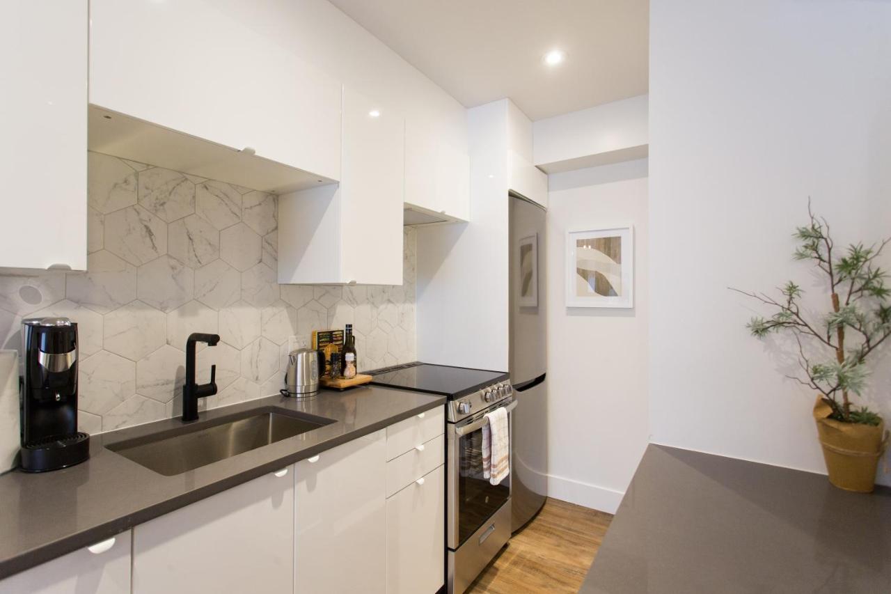 Blue Oasis Studio With Full Kitchen And Bath By Den Stays Montreal Bagian luar foto