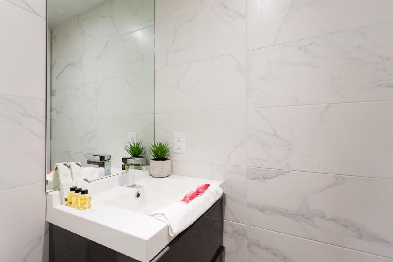 Blue Oasis Studio With Full Kitchen And Bath By Den Stays Montreal Bagian luar foto